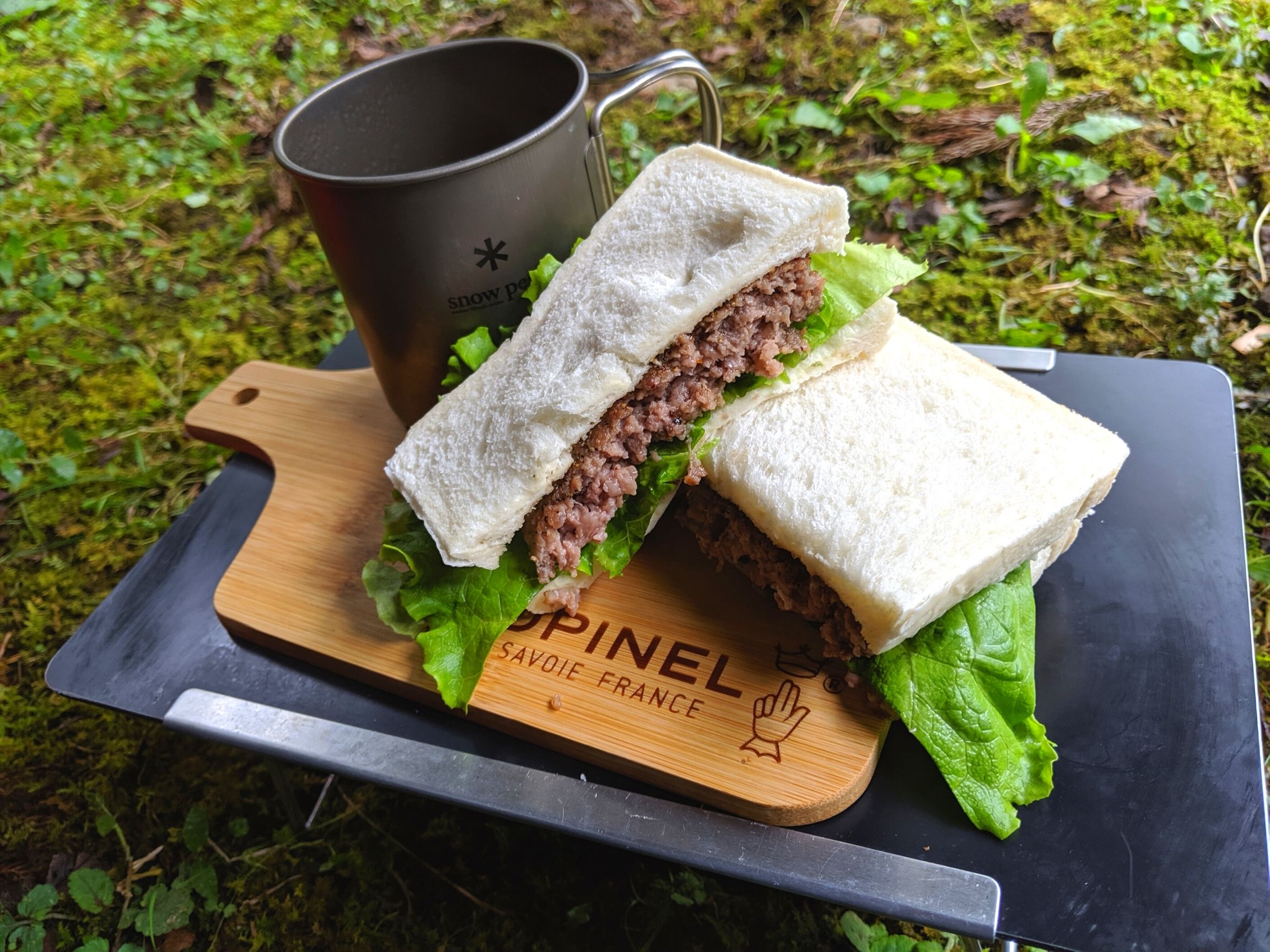 焼くだけ キャンプでハンバーグサンドを食べる 808の野菜は優秀 パルの外遊び